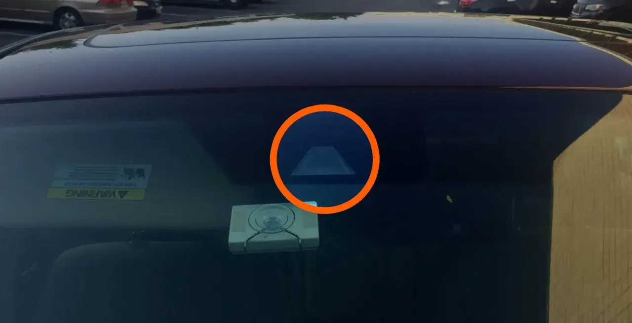 Sensor del coche que detecta el **aviso de salida de carril**.