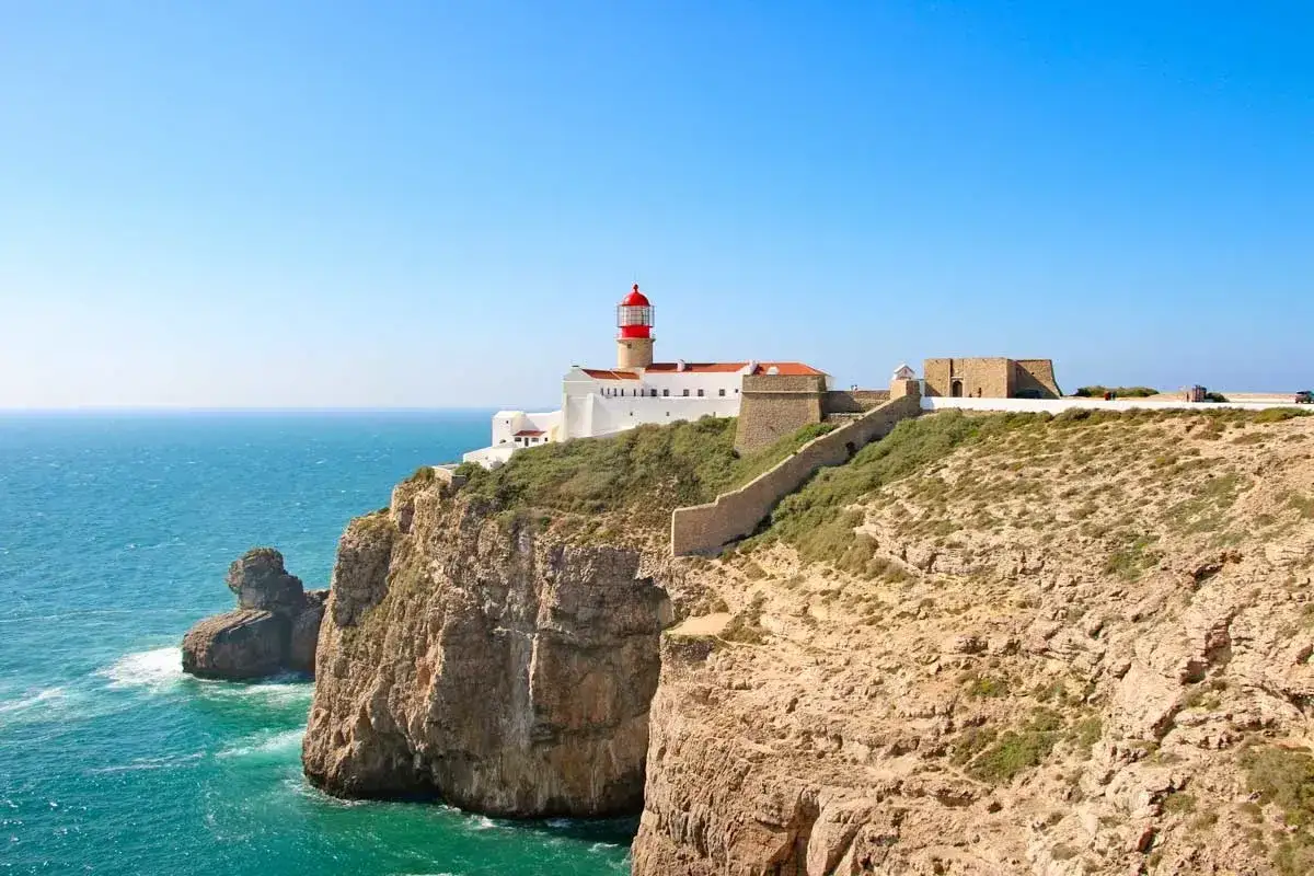 Leuchtturm auf Klippen am Meer, Teil des Fisherman's Trail Portugal.