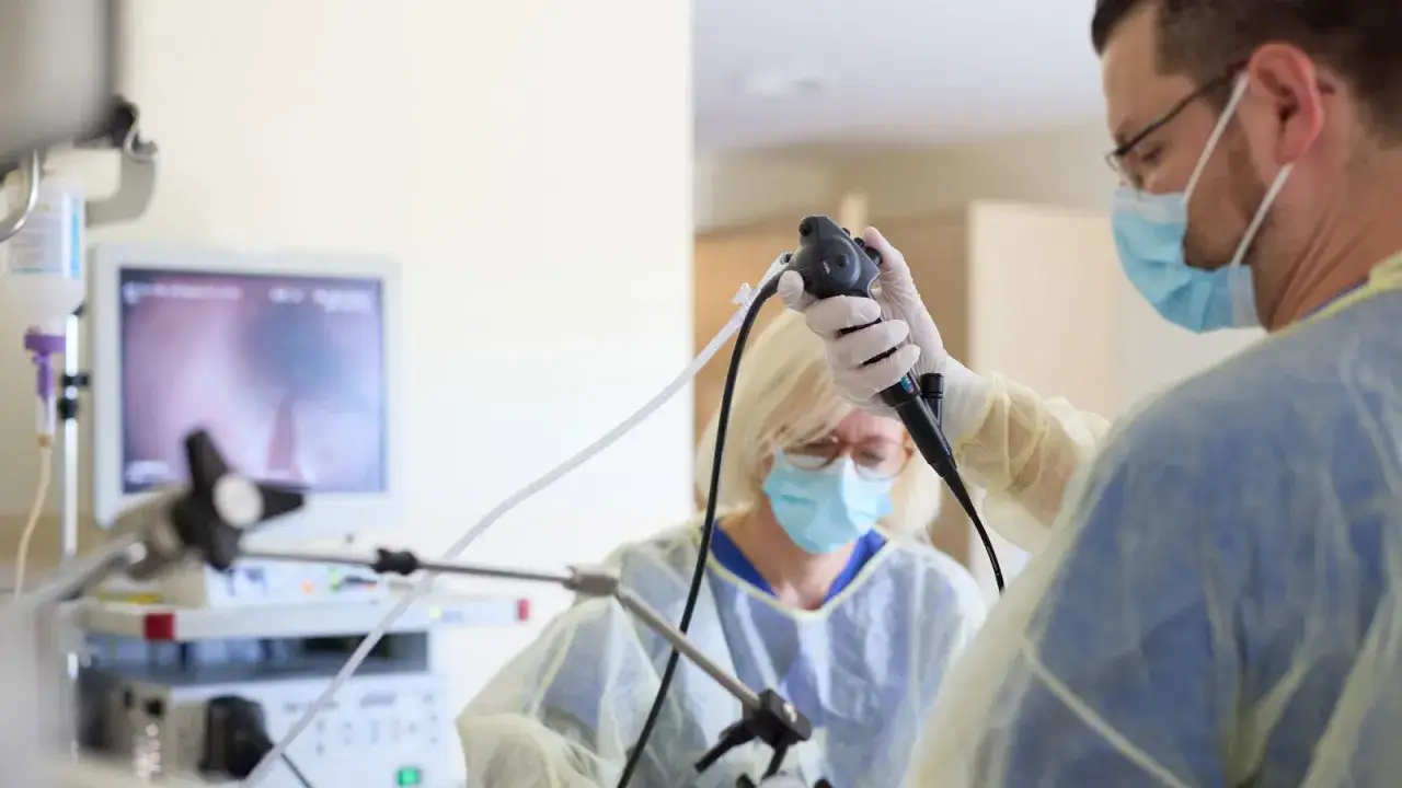 Ärzte führen eine Bronchoskopie durch, um Lungenkrebs zu diagnostizieren. Bluthusten kann ein Symptom sein, das die Lebenserwartung beeinflusst.