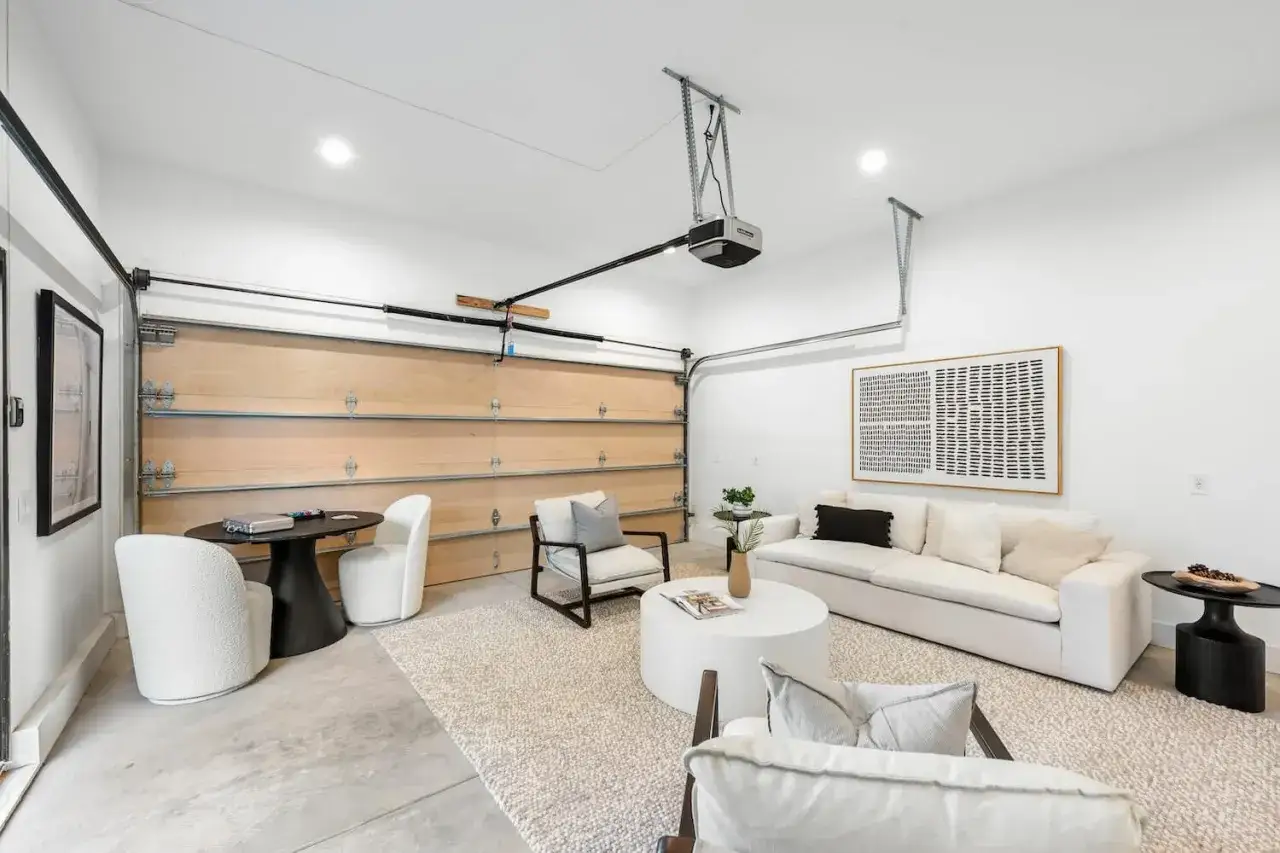 Moderne Garage mit Wohnbereich: Sofa, Sessel, Couchtisch & Kunst. Tolle garage umbauen ideen f&uuml;r mehr Wohnraum.