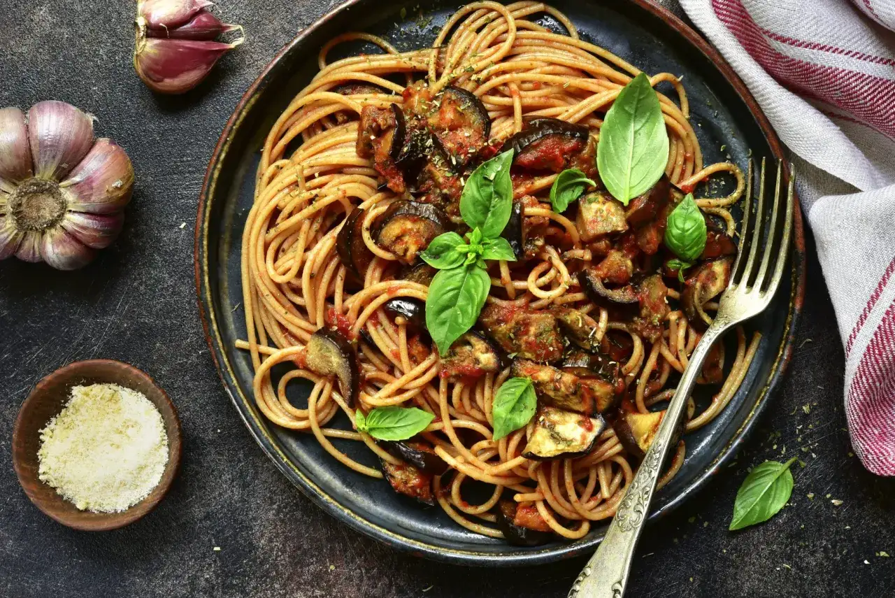 Assiette de spaghettis &agrave; l'aubergine et basilic. Une question se pose : peut-on manger des p&acirc;tes le soir ? Oui, surtout si elles sont aussi app&eacute;tissantes !