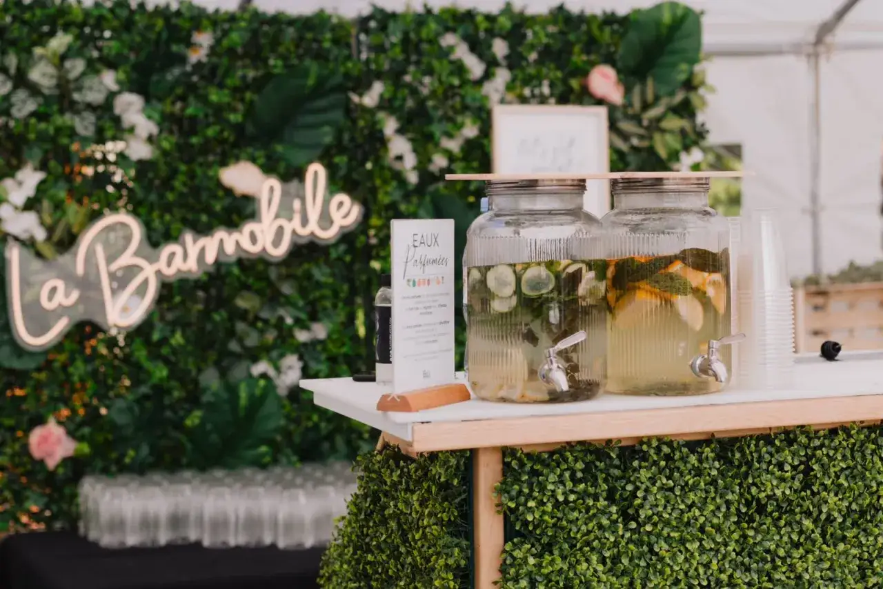 Un **vin d'honneur original** avec des fontaines &agrave; eaux infus&eacute;es et un n&eacute;on 