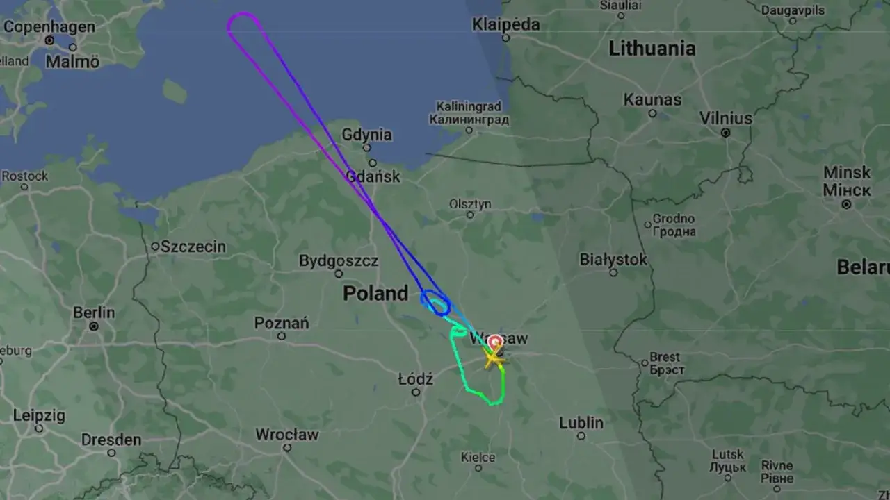Trasa lotu nad Polską, z widocznym krążeniem w okolicach Warszawy. Czas lotu do stolicy.