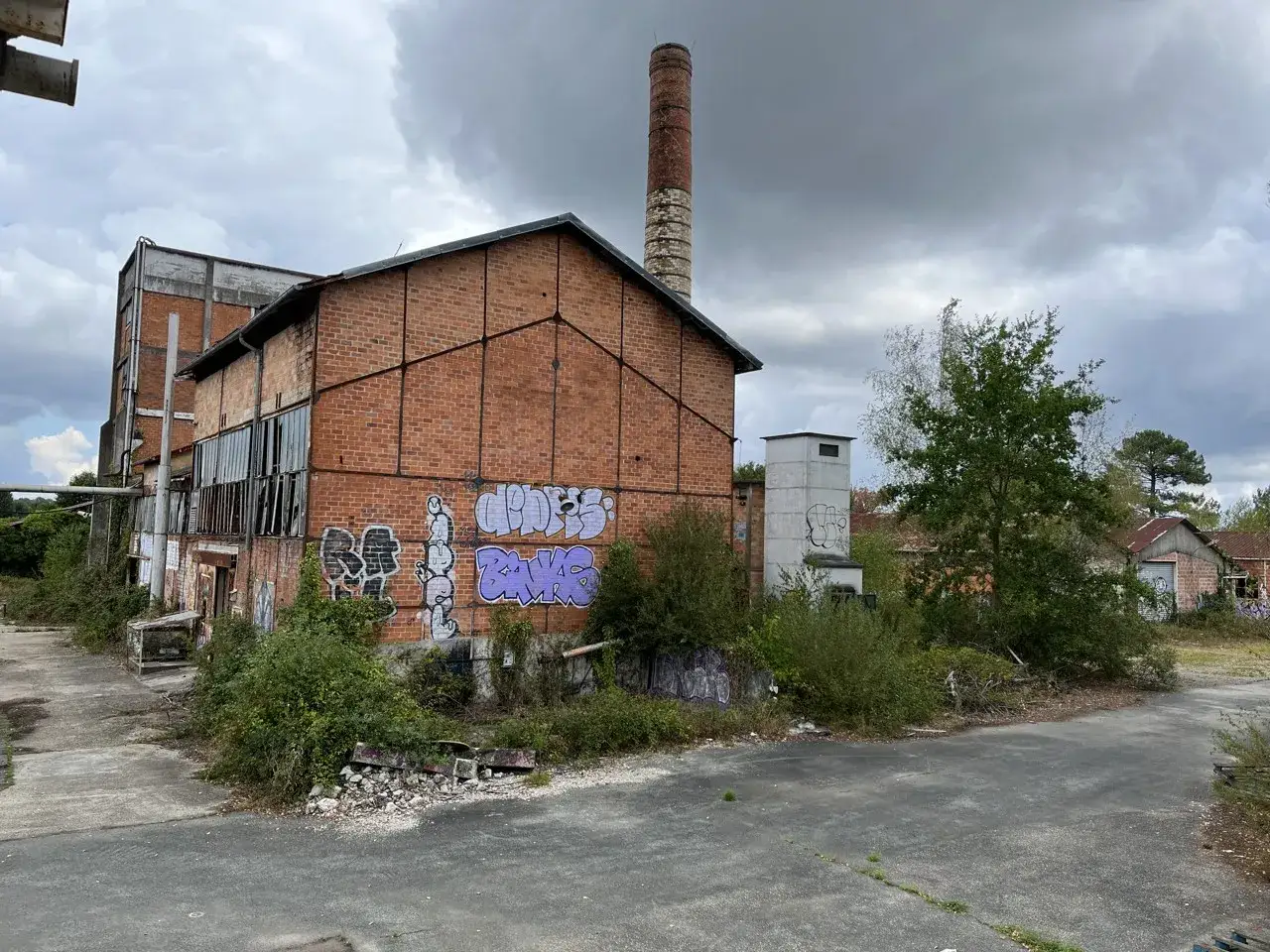 Usine abandonnée à Bordeaux, taguée, avec une cheminée imposante. Un site parfait pour l'urbex.