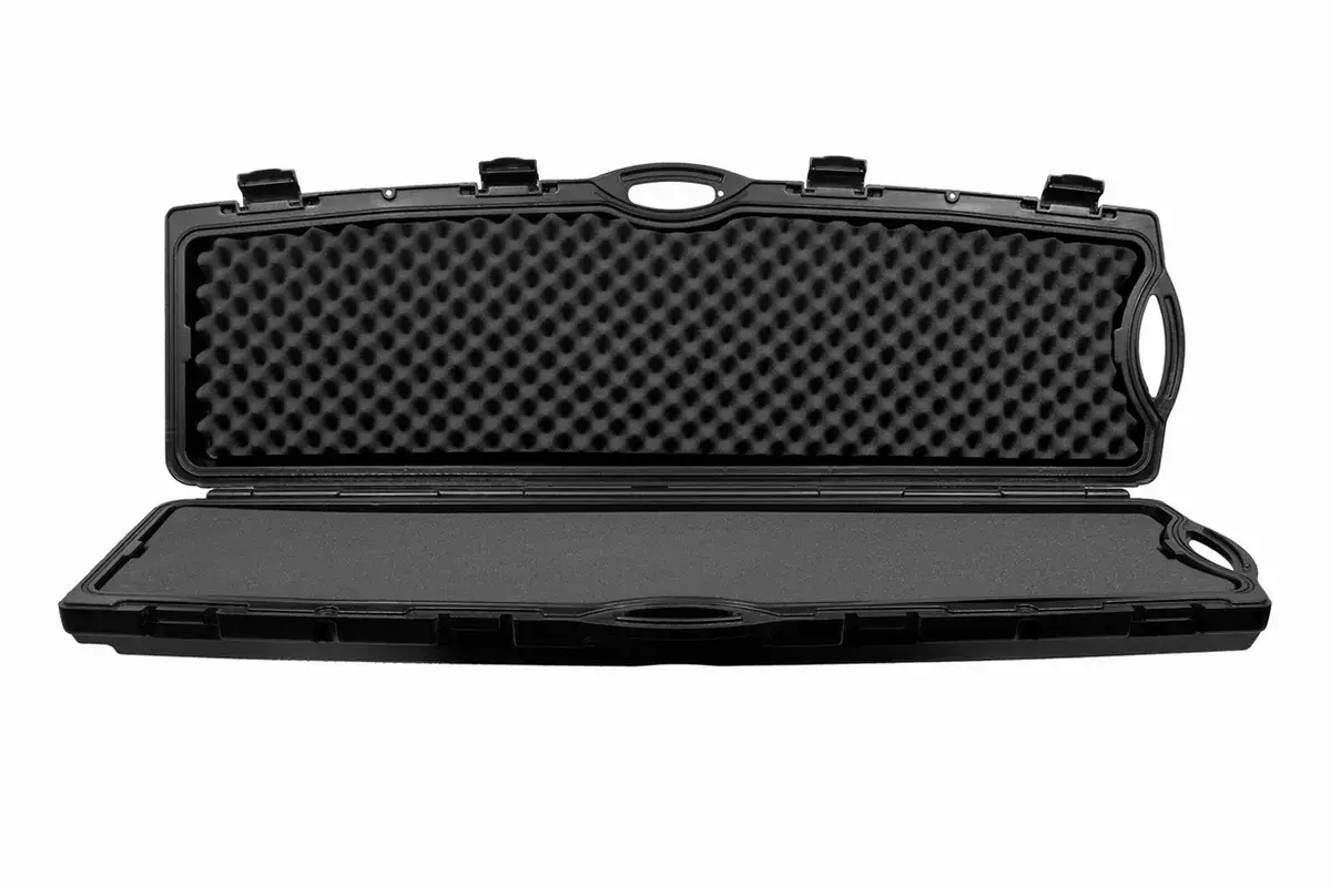 Une mallette noire ouverte, doublée de mousse alvéolée, idéale pour transporter un airsoft en toute sécurité dans sa voiture.
