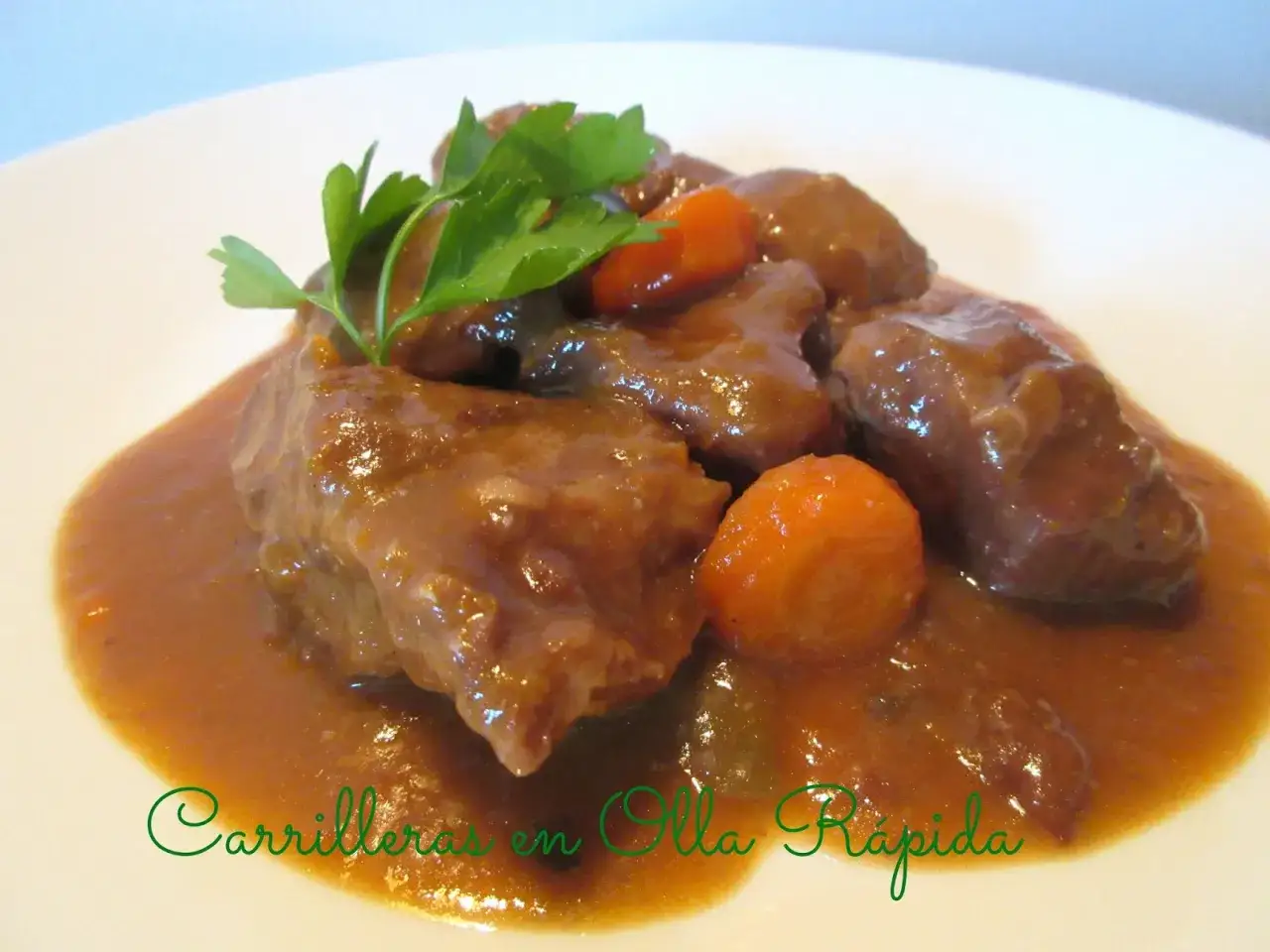 Carrilleras de cerdo en olla express, tiernas y jugosas, con zanahorias y perejil fresco. &iexcl;Un plato r&aacute;pido y delicioso!