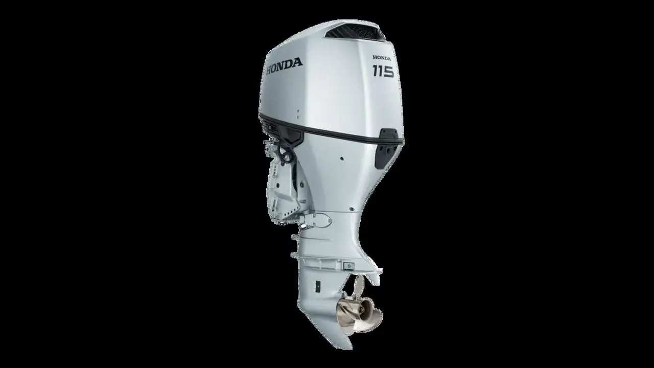 Moteur hors-bord Honda 115cv 4 temps, argenté, avec hélice visible. Idéal pour un avis sur la puissance et la fiabilité.