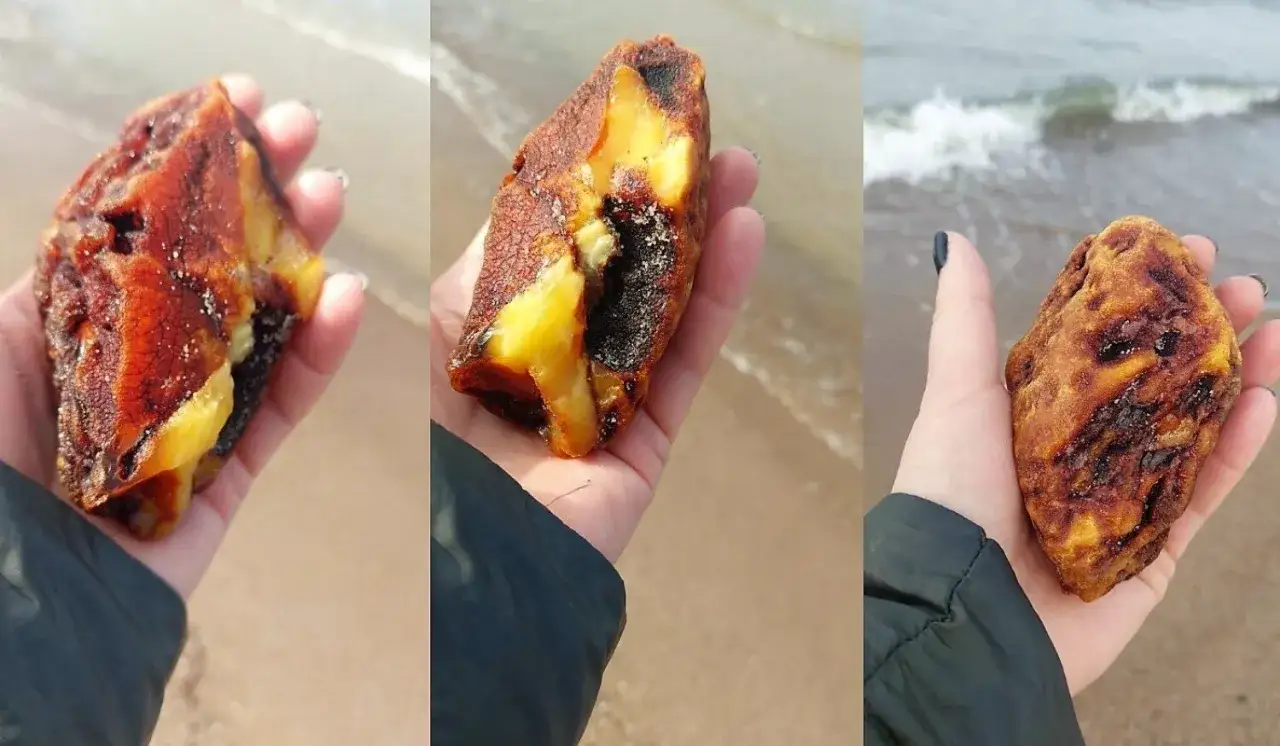 Trzy ujęcia dłoni trzymającej duży, surowy bursztyn znaleziony na plaży w Darł&oacute;wku.