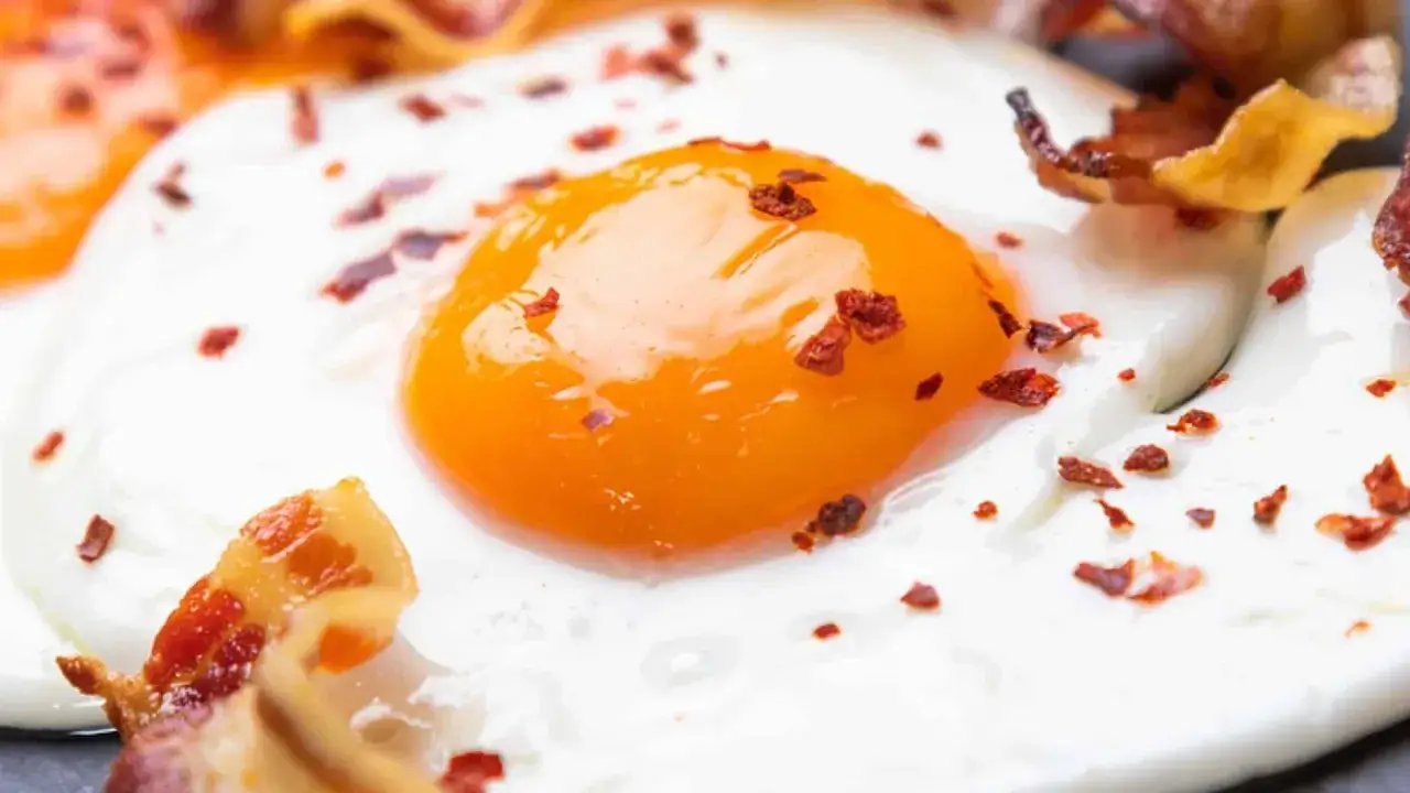 Ein Spiegelei mit knusprigem Speck, perfekt für die Schwangerschaft.
