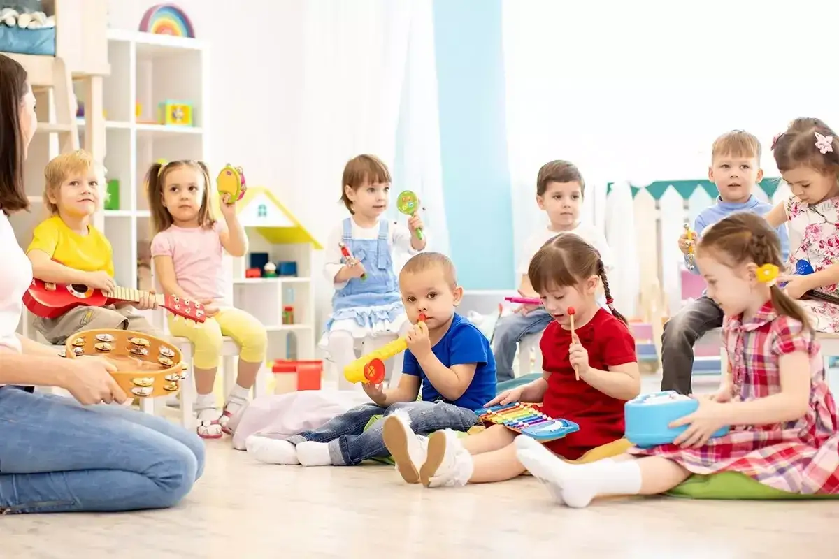 Dzieci w przedszkolu uczą się muzyki. Pomoc w przedszkolu to wspaniała okazja do rozwoju talentów.