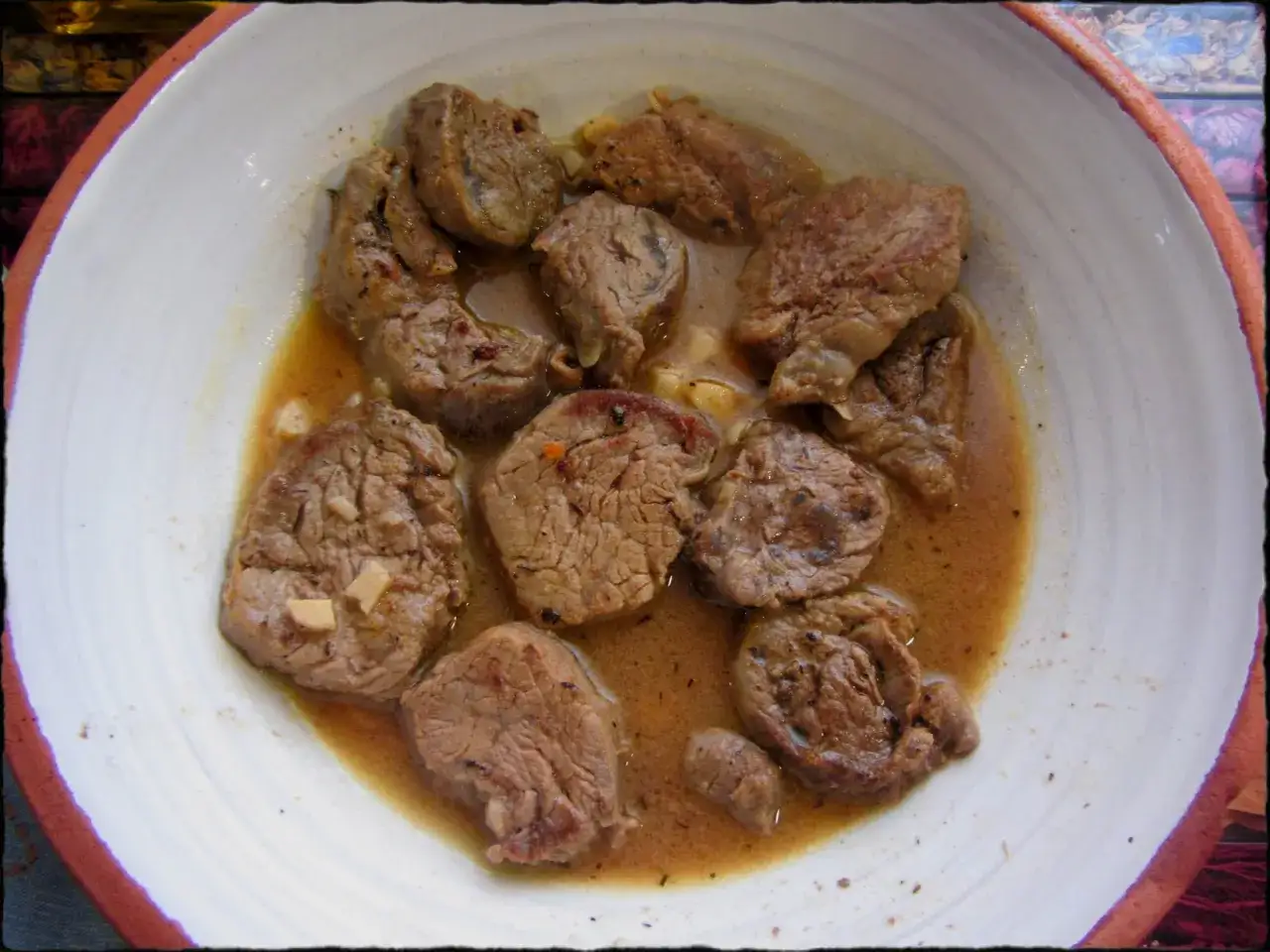 Tiernos trozos de solomillo al ajillo, nadando en una sabrosa salsa con l&aacute;minas de ajo.