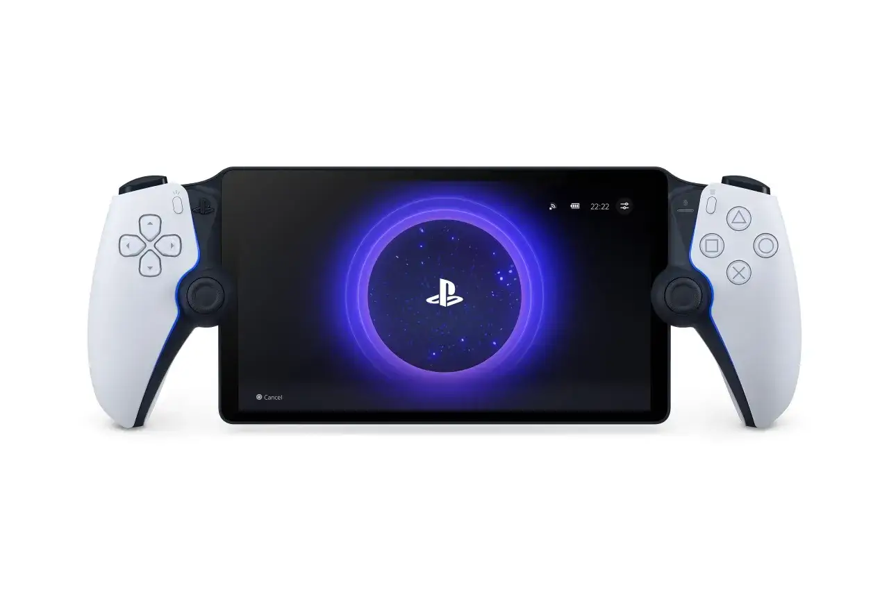 PlayStation Portal z kontrolerami DualSense. Ekran wyświetla logo PlayStation w fioletowej poświacie.
