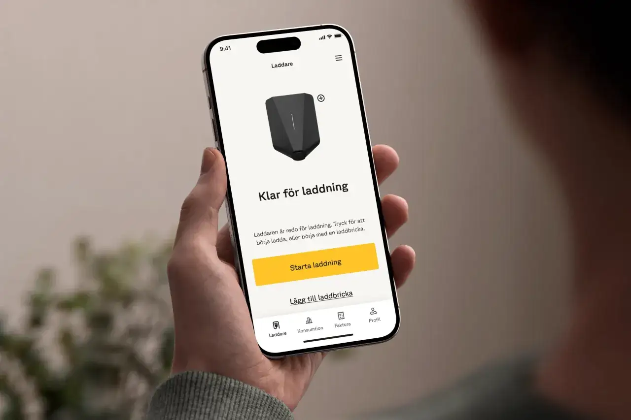 En mobiltelefon visar en app för laddning av elbil. Texten