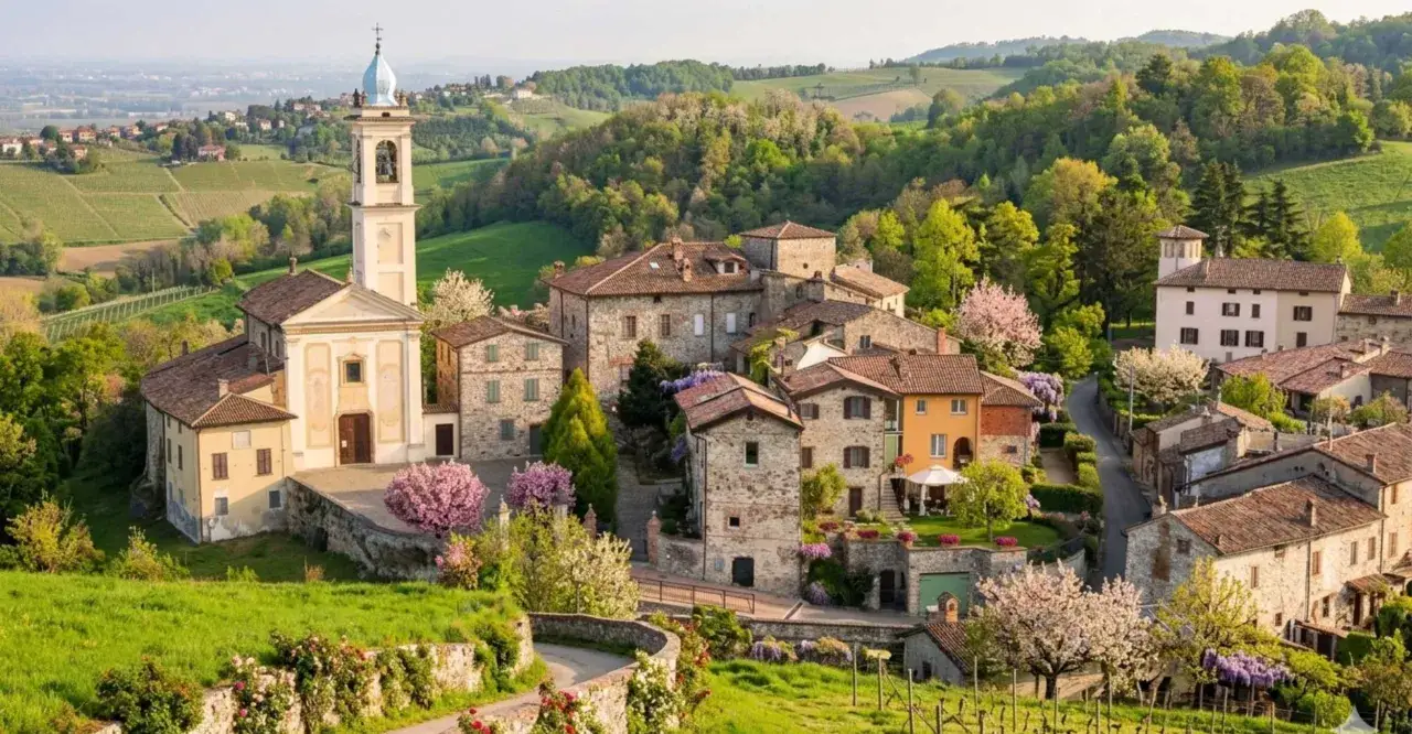 Borgo pittoresco con chiesa e campanile, colline verdi e fiori in primavera. Un luogo incantevole da scoprire, perfetto per chi cerca tranquillit&agrave; e bellezza. #golferenzo cosa vedere.