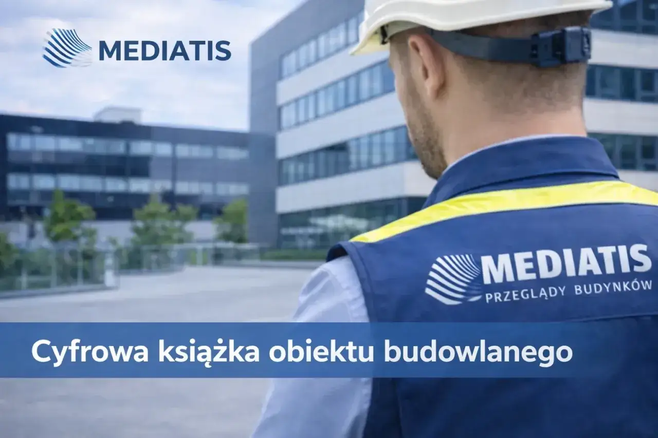 Pracownik w kasku i kamizelce z logo Mediatis stoi przed nowoczesnym budynkiem. Na dole ekranu napis: 