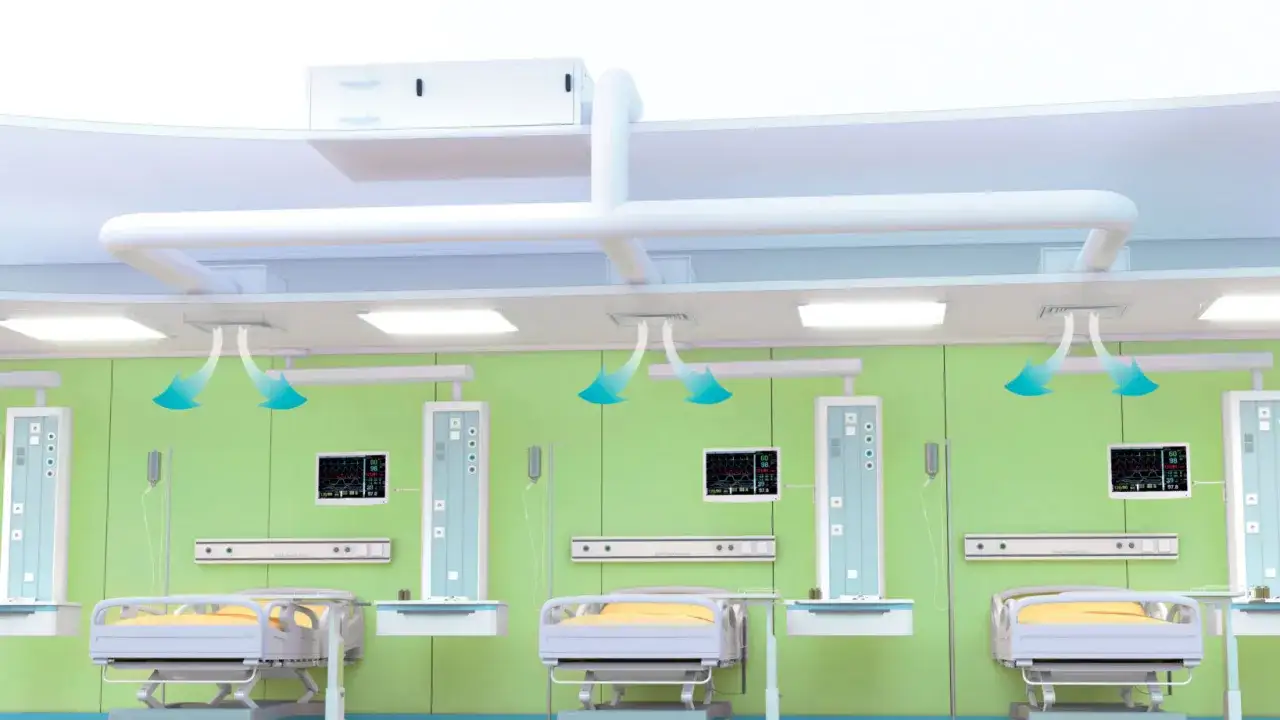 Chambres d'h&ocirc;pital avec lits, moniteurs affichant les constantes vitales et syst&egrave;me de ventilation au plafond.