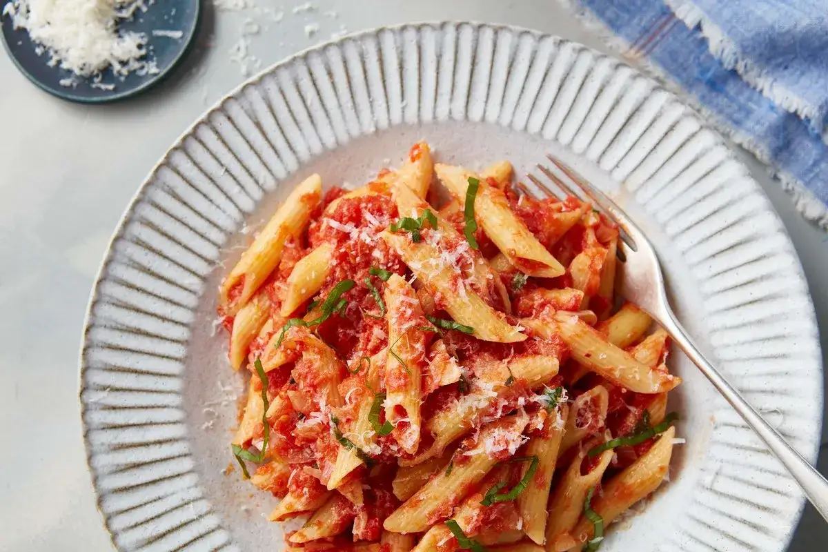 En tallrik med penne arrabiata, en kryddig tomatsås som betyder