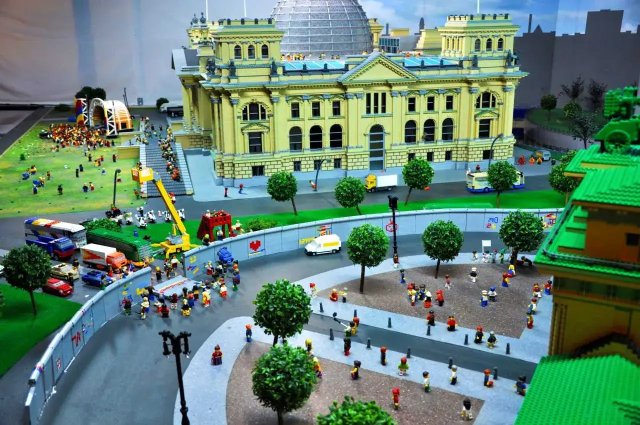 Model Reichstagu i Muru Berlińskiego z klocków to świetne berlin atrakcje dla dzieci. Mnóstwo ludzików i pojazdów.
