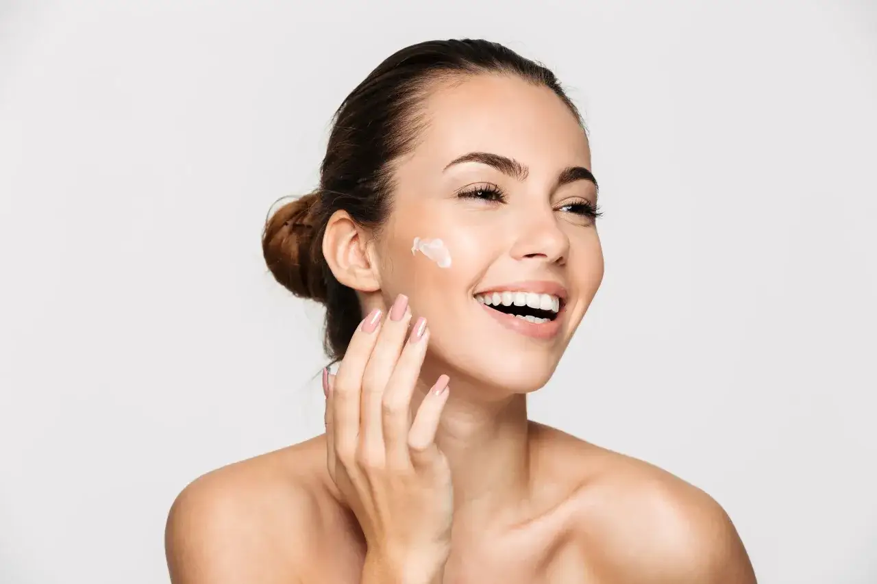 Strahlendes L&auml;cheln und zarte Haut: Die sichtbare retinol wirkung durch aufgetragene Creme.