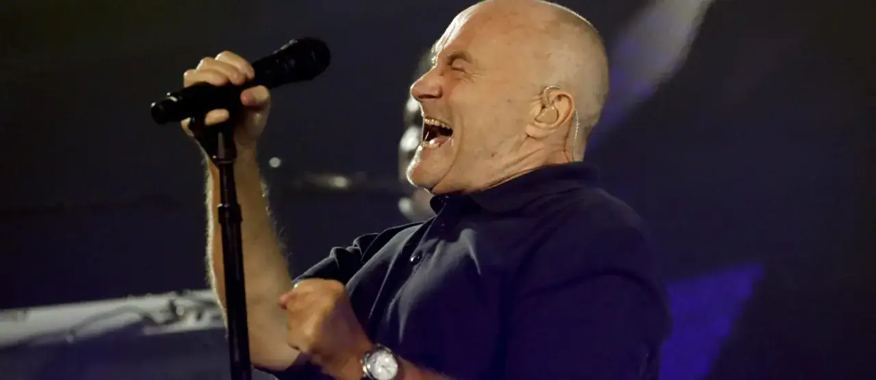 Phil Collins śpiewa z pasją, jakby dedykował tę piosenkę swoim żonom.