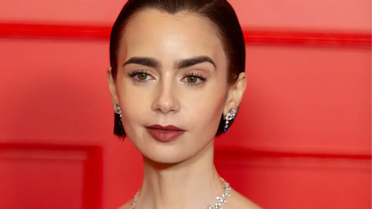 Lily Collins z eleganckim blunt cut, w błyszczącej biżuterii i zmysłowym makijażu.