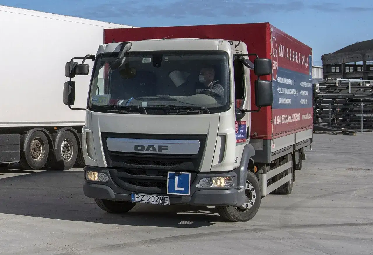 Ciężarówka DAF z tablicą