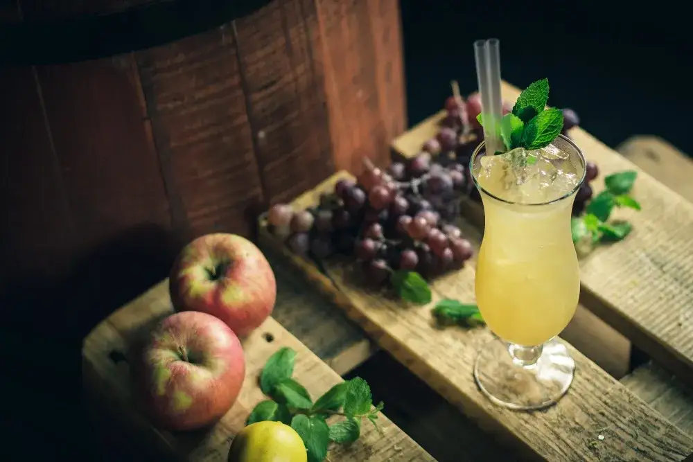 Drink z wódką i sokiem jabłkowym z cytryną