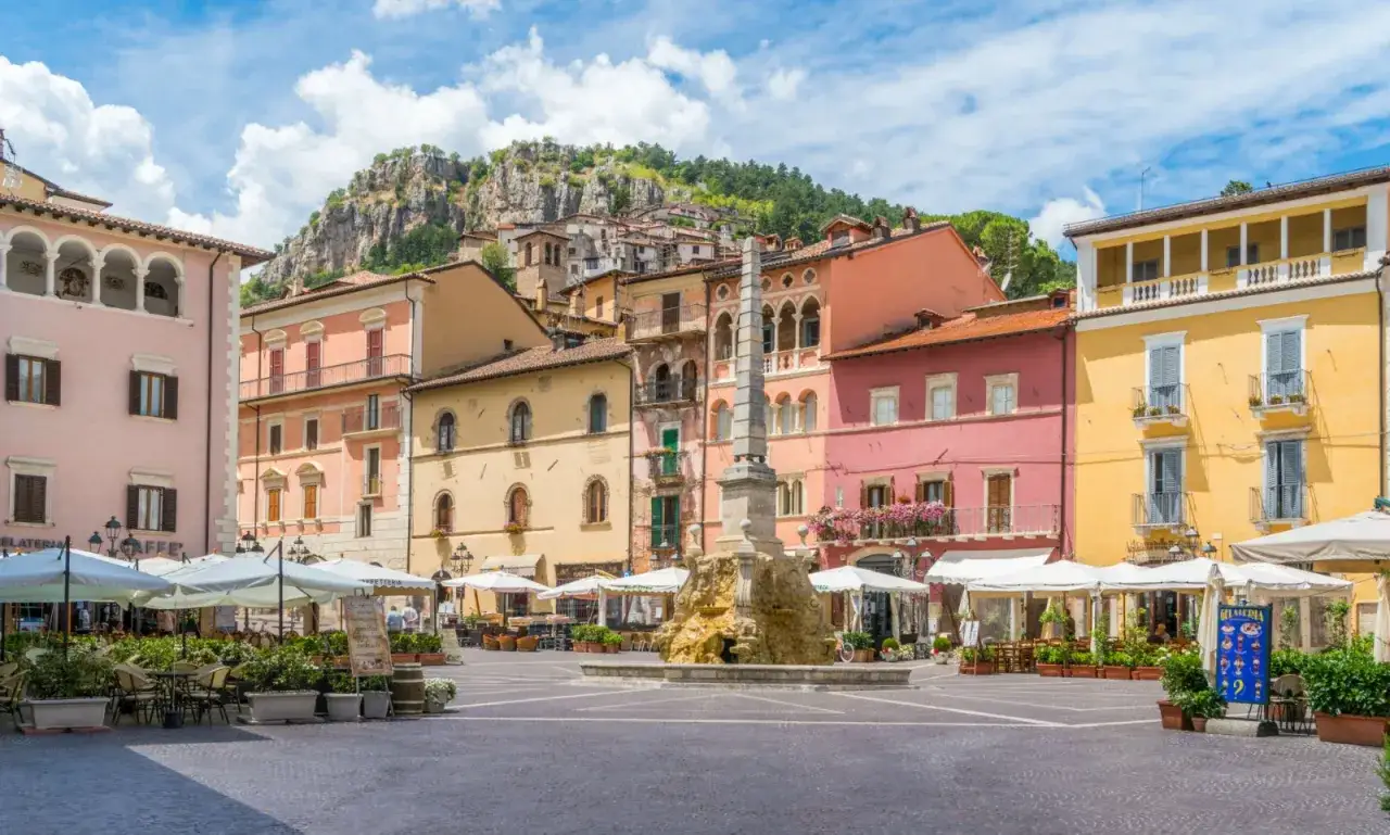 Piazza con fontana e palazzi colorati, un invito a scoprire cosa vedere a Tagliacozzo.