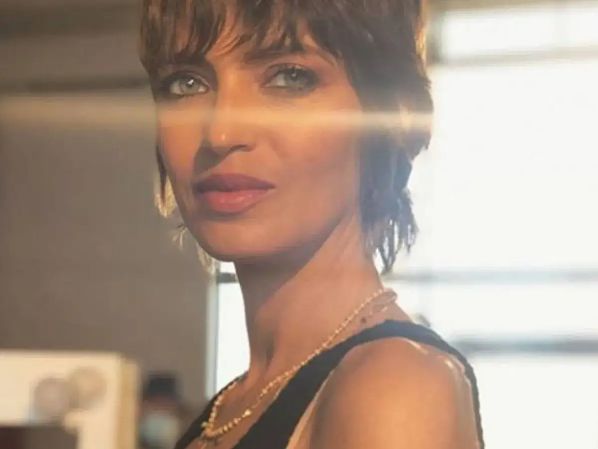 Sara Carbonero con su característico pelo corto, luce una mirada intensa y un collar delicado.