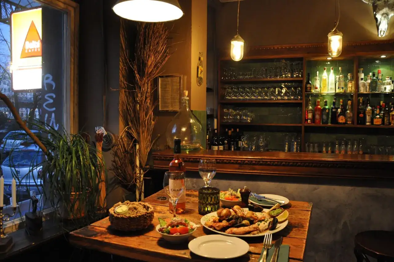 Gem&uuml;tlicher Tisch mit leckeren Tapas, bereit zum Genie&szlig;en. Perfekt, um Tapas selber machen zu lernen und Freunde einzuladen.