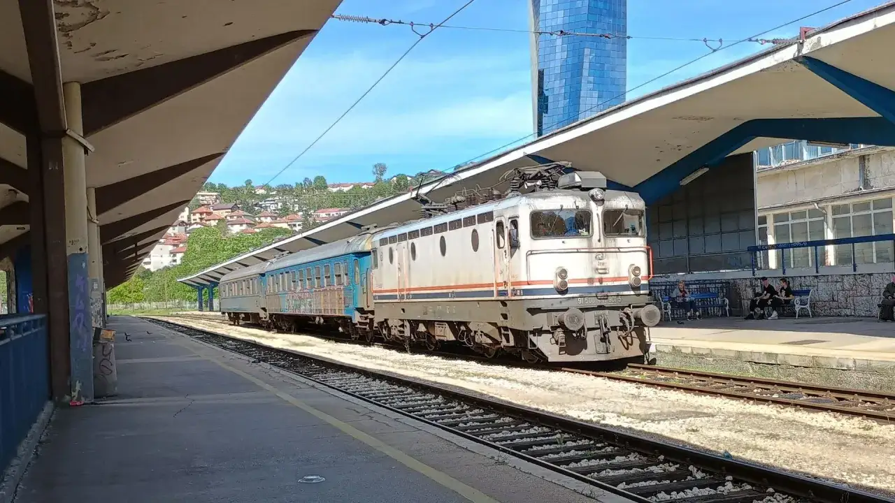 Der Sarajevo-Mostar Zug steht am Bahnsteig.
