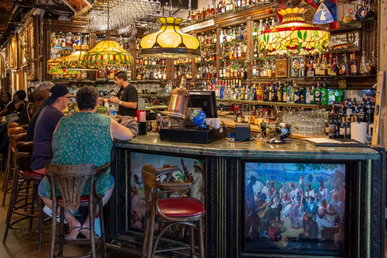 Wybierając co przywieźć z Miami, warto zwrócić uwagę na bogactwo alkoholi na półkach.
