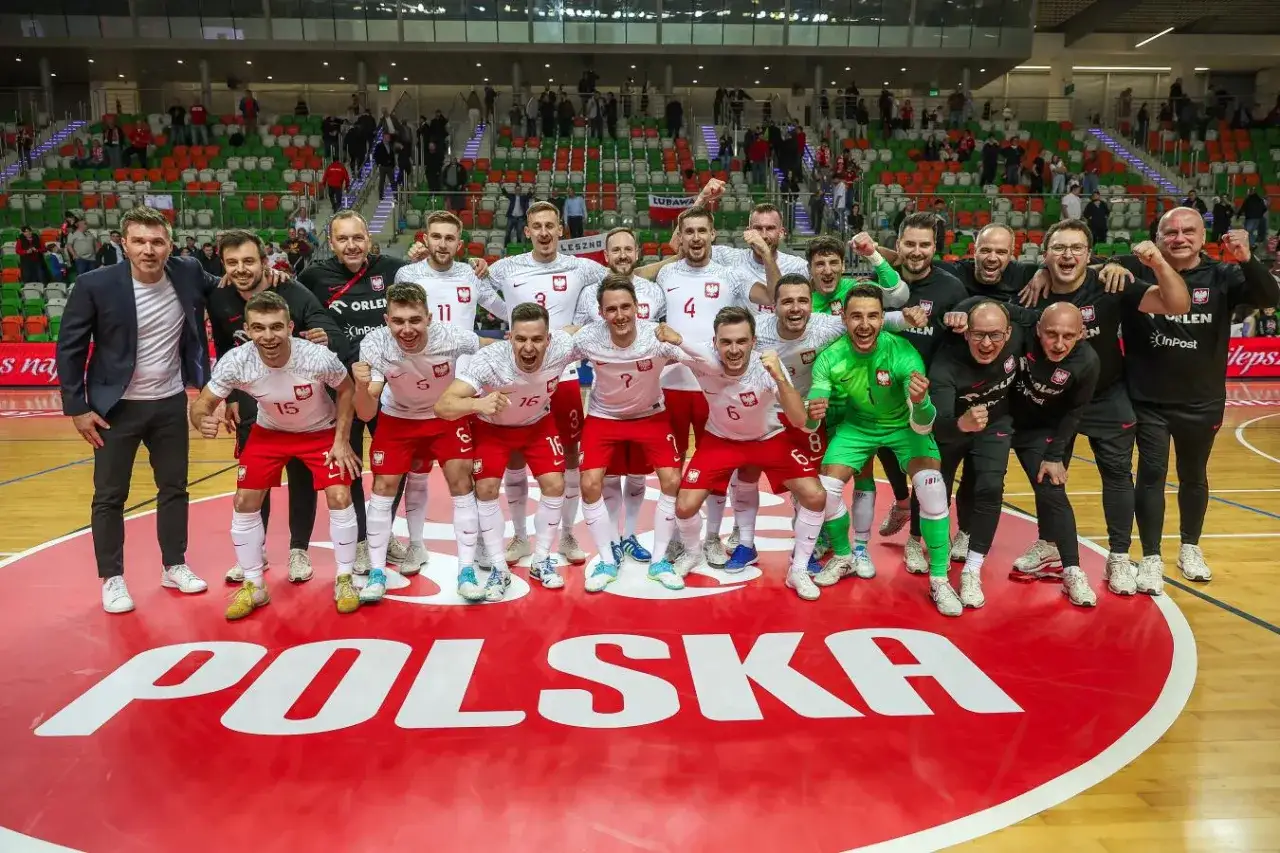 Drużyna Polski świętuje, gotowa na wyzwania euro 2026.