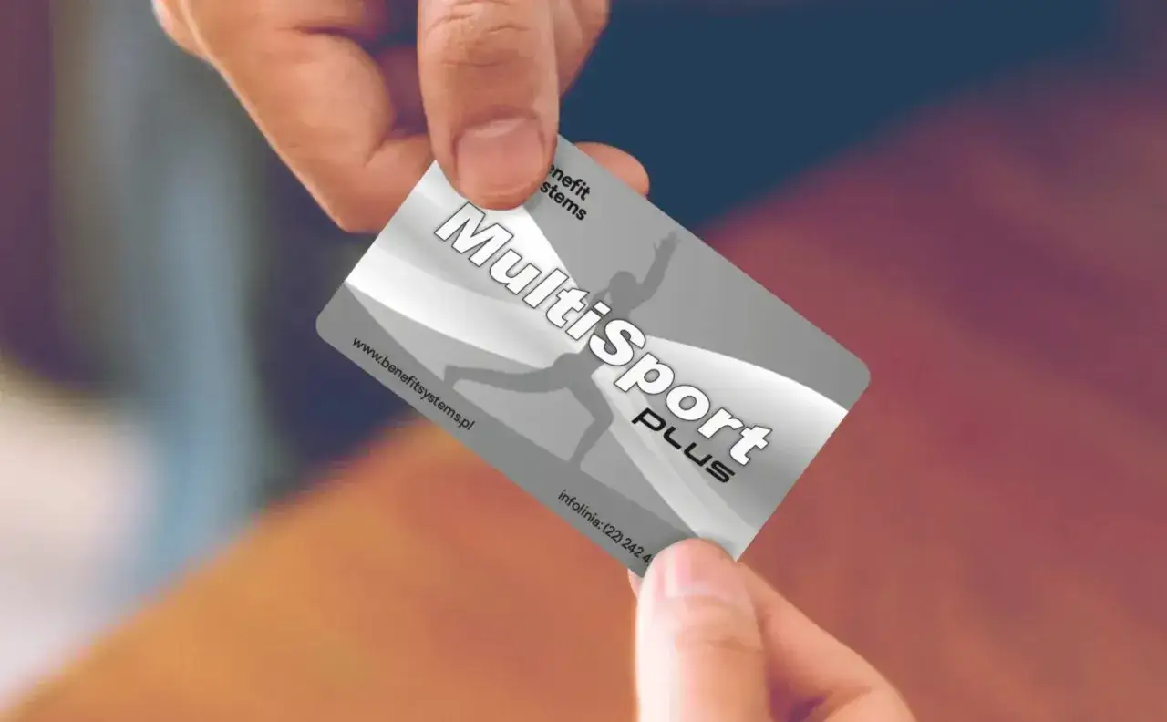 Karta MultiSport Plus w rękach, symbol aktywnego stylu życia i możliwości.