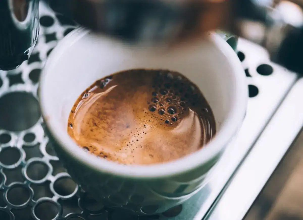 Aromatyczne espresso z pianką w filiżance. Czy to oznacza 