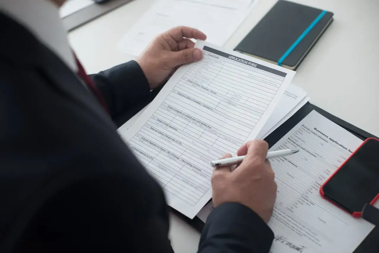 Biznesmen wypełnia formularz, szukając danych NIP, REGON.