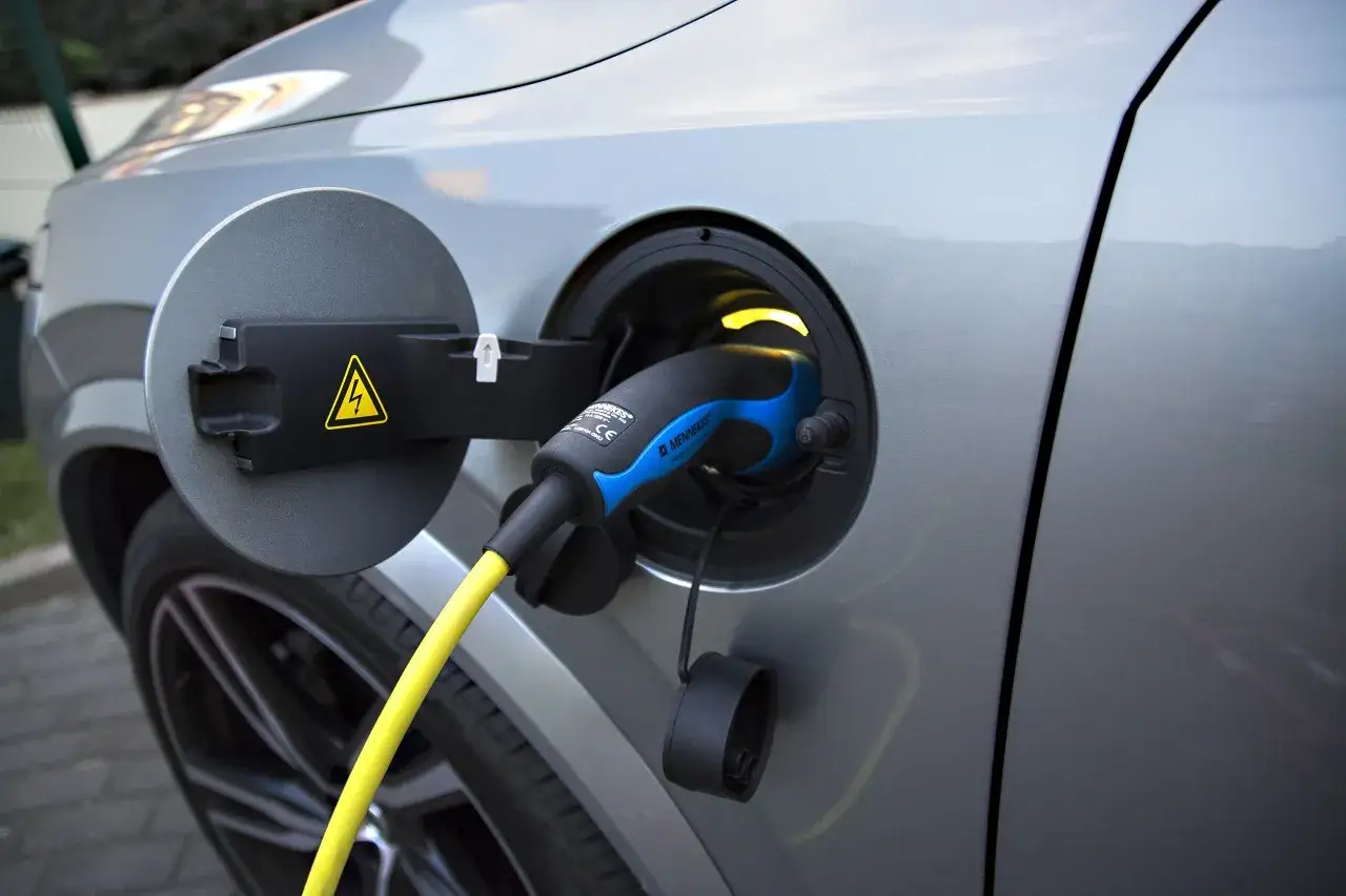 Ładowanie hybrydowego Volvo XC90 T8. Kabel zasilający podłączony do portu ładowania.
