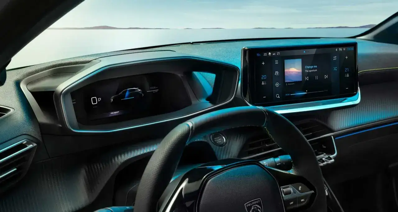 Panel de control moderno del Peugeot 208, con pantalla digital y sistema de infoentretenimiento. El motor se siente potente.