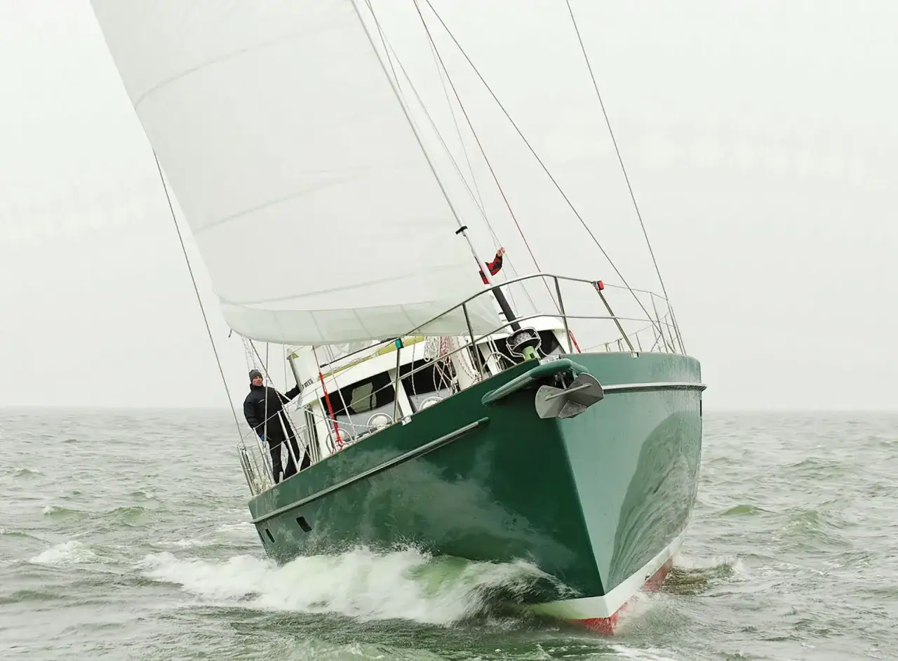 Grüne Segelyacht