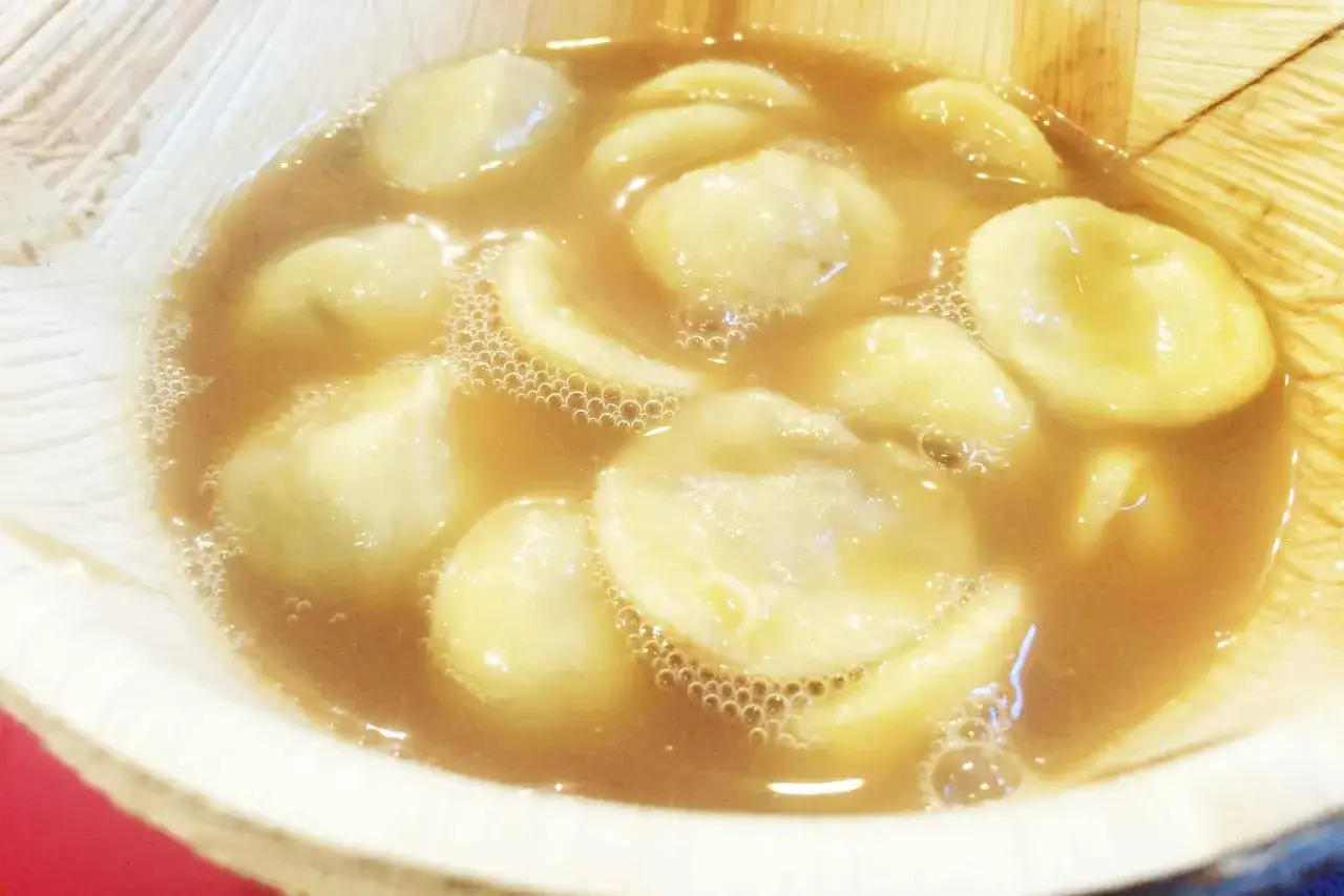 Un piatto di strozzapreti in brodo, una delle specialità romagnole più confortanti.