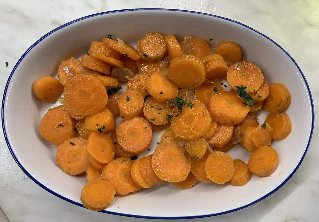 Carote in padella, dolci e succose, condite con erbe aromatiche e cipolla. Un contorno semplice e gustoso.