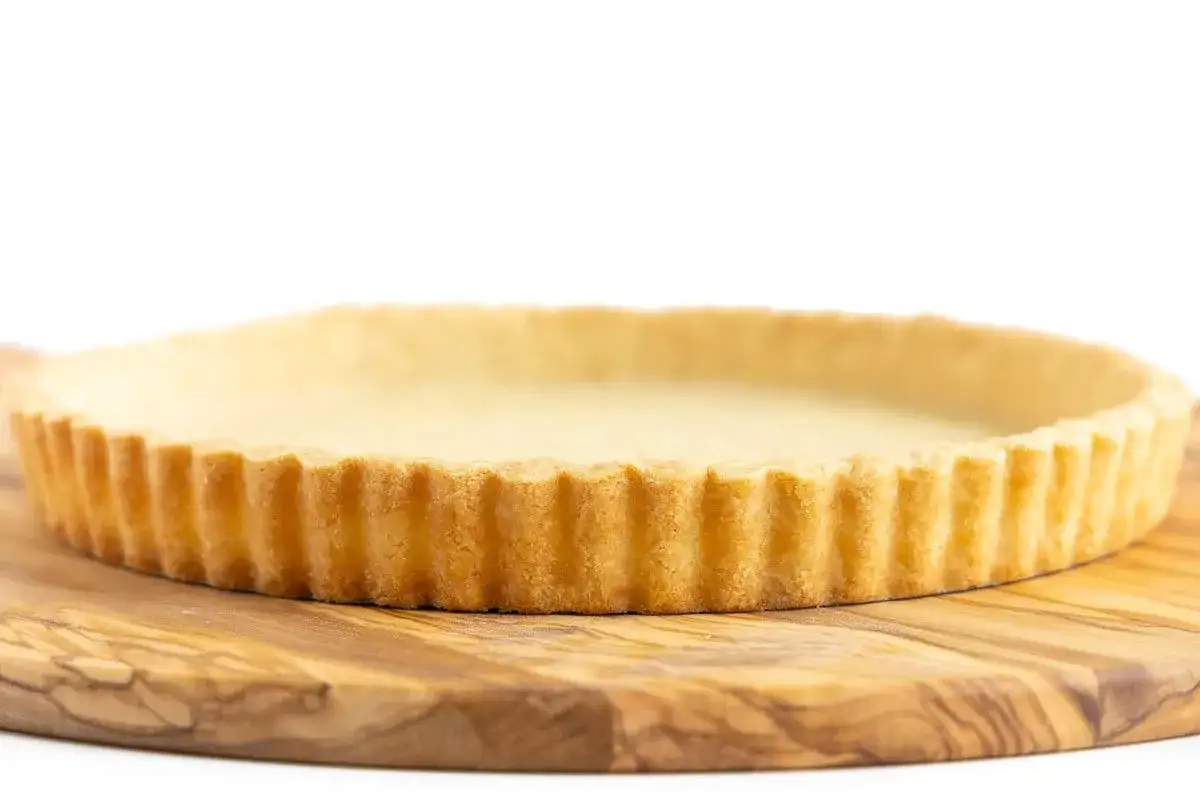 Fond de tarte dor&eacute;, pr&ecirc;t pour la garniture. Le temps de cuisson du fond de tarte est parfait.