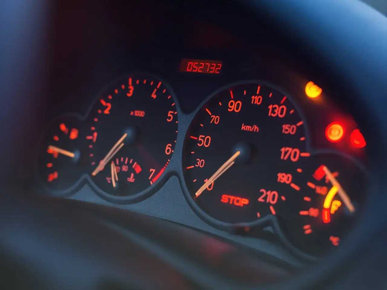 Deska rozdzielcza samochodu, kontrolki świecą na czerwono. Widoczny obrotomierz, prędkościomierz i wskaźnik paliwa. Może to być epc skoda.