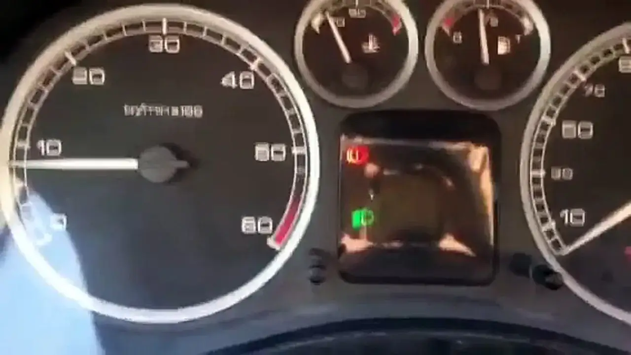 Panel de Peugeot 307 con testigo de anomalía anticontaminación encendido.