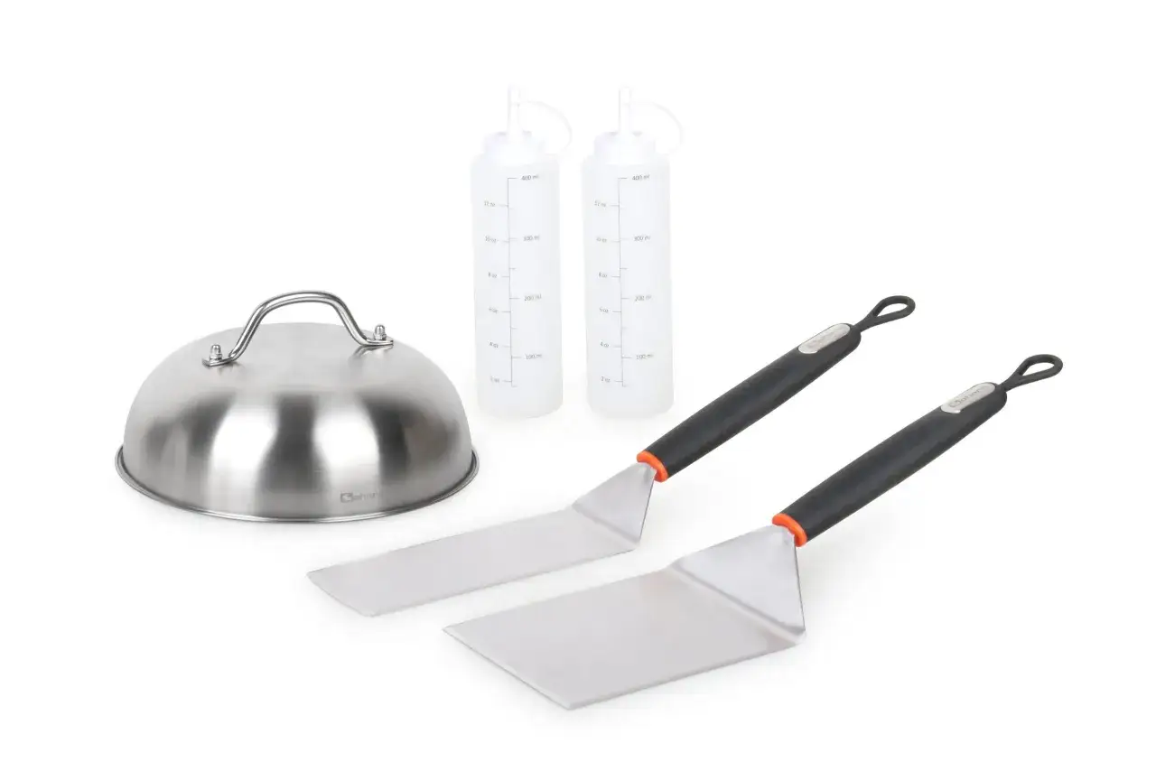 Set per cucinare su piastra acciaio inox: coperchio, due spatole e due bottiglie dosatrici.