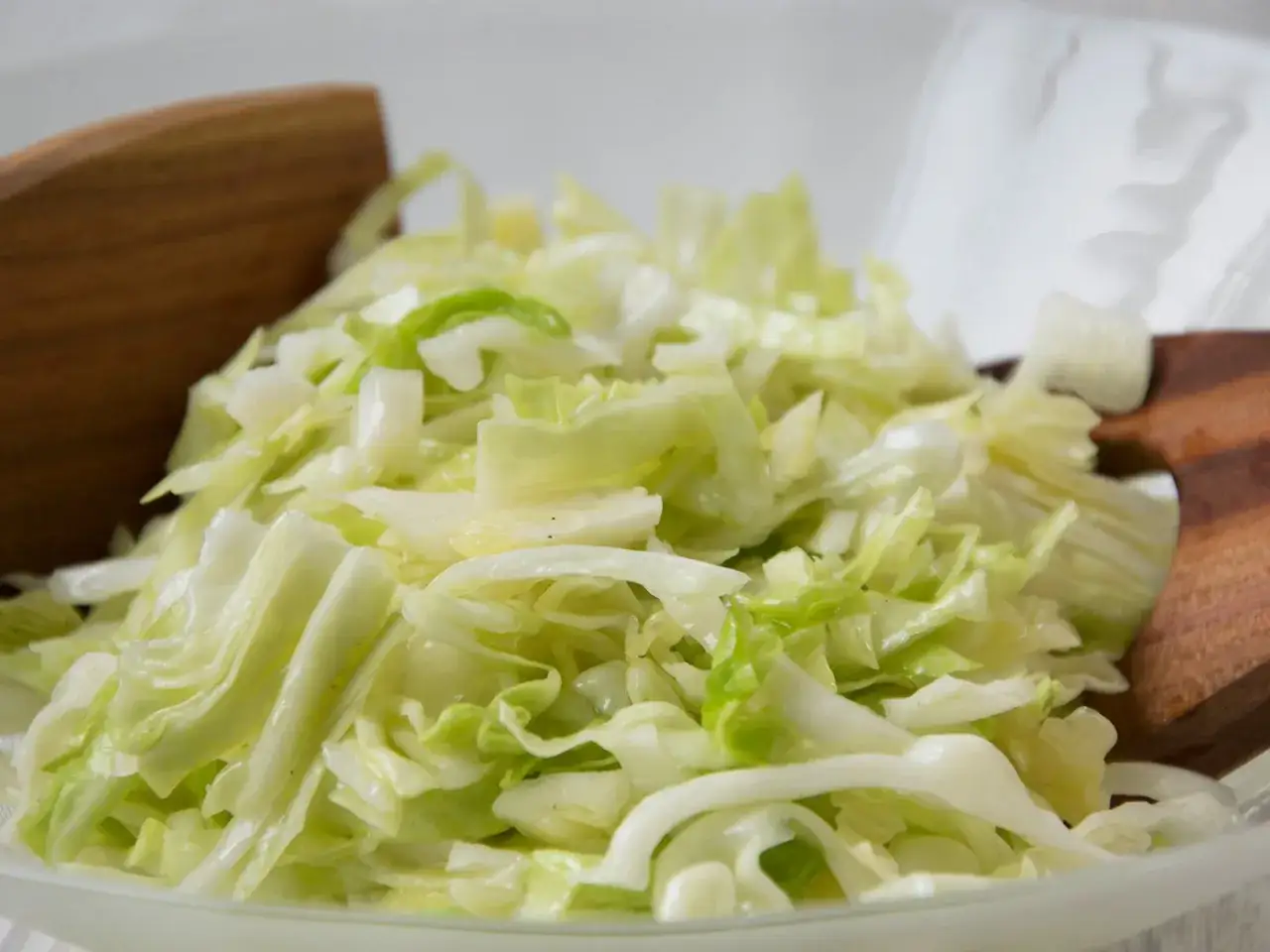 Frischer Krautsalat, perfekt für jedes coleslaw rezept. Knackiger Kohl, bereit zum Verfeinern.