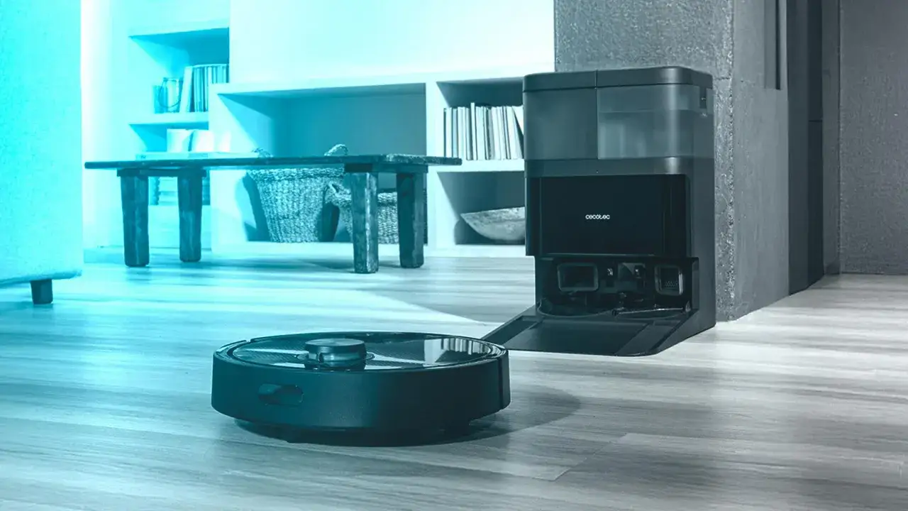Robot aspirador Cecotec Conga 7090 en su base de carga, listo para limpiar el suelo de un sal&oacute;n moderno.