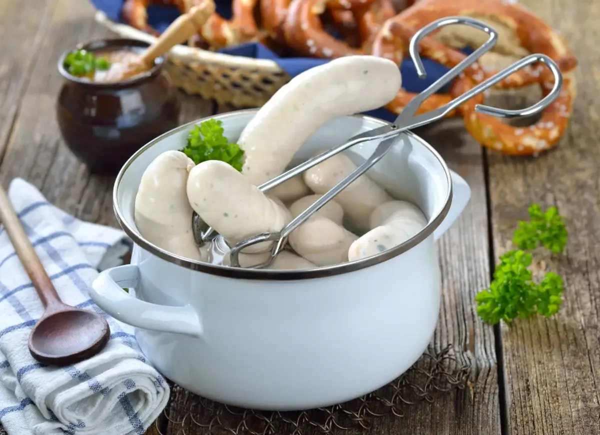Biała kiełbasa surowa w garnku, gotowa do podania. Dowiedz się, ile gotować białą kiełbasę surową, by była idealna.