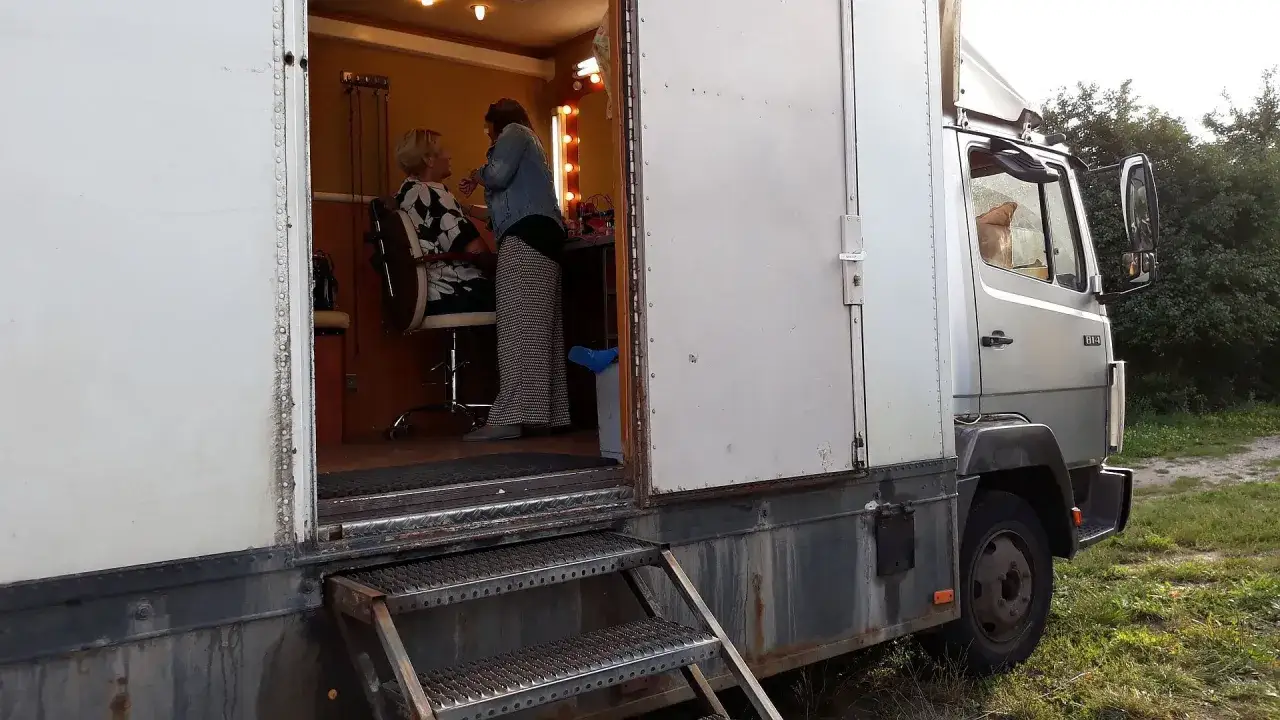 W przyczepie ciężarówki makijażystka przygotowuje kobietę do występu. To ukryta prawda o kulisach sceny.