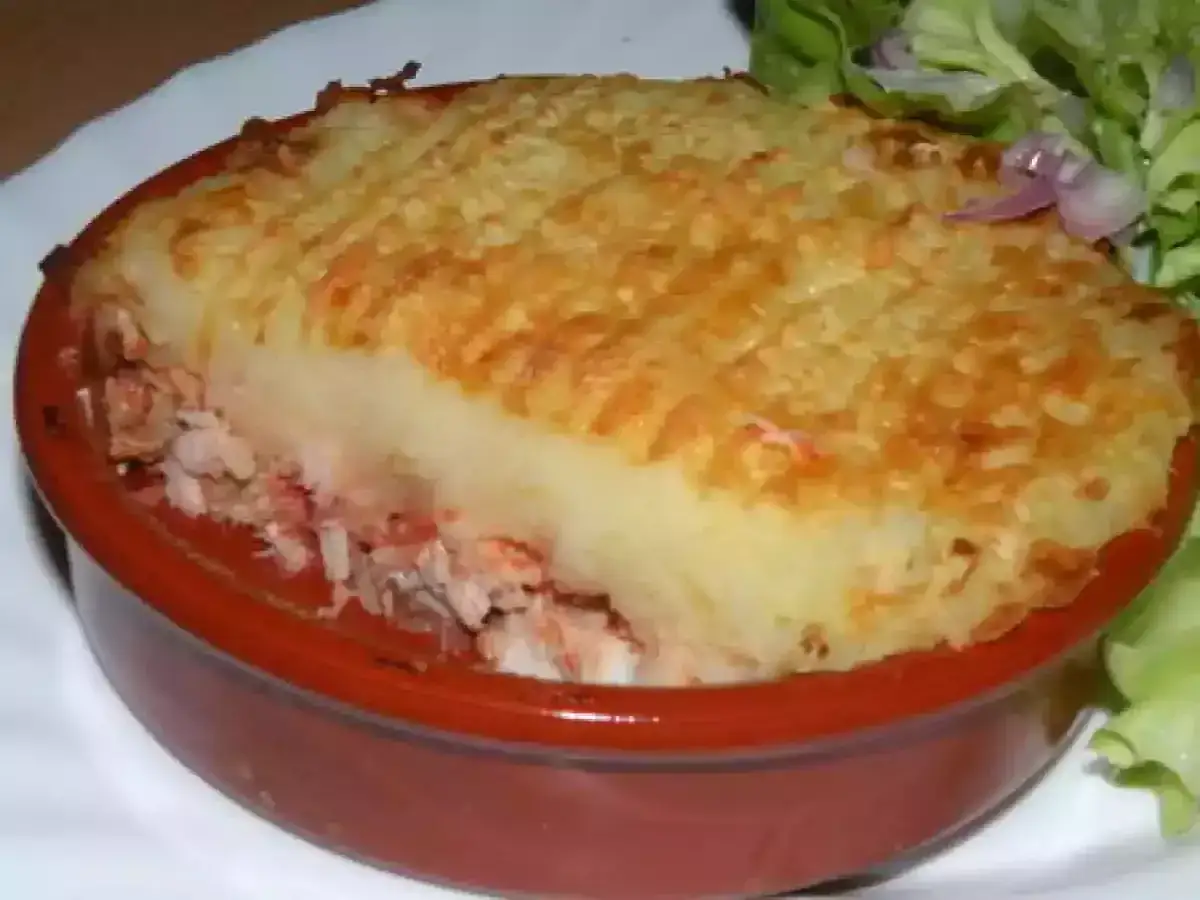 Un parmentier de poisson gastronomique, gratiné et servi avec une salade verte. Un délice réconfortant.